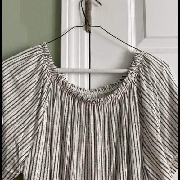 Size medium off shoulder top - Picture 2 of 5